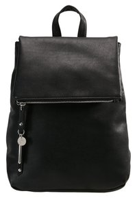 Sac à dos en cuir noir avec un rabat plié, une poche frontale zippée et une texture lisse. Comprend une fermeture éclair argentée proéminente et des accents métalliques.