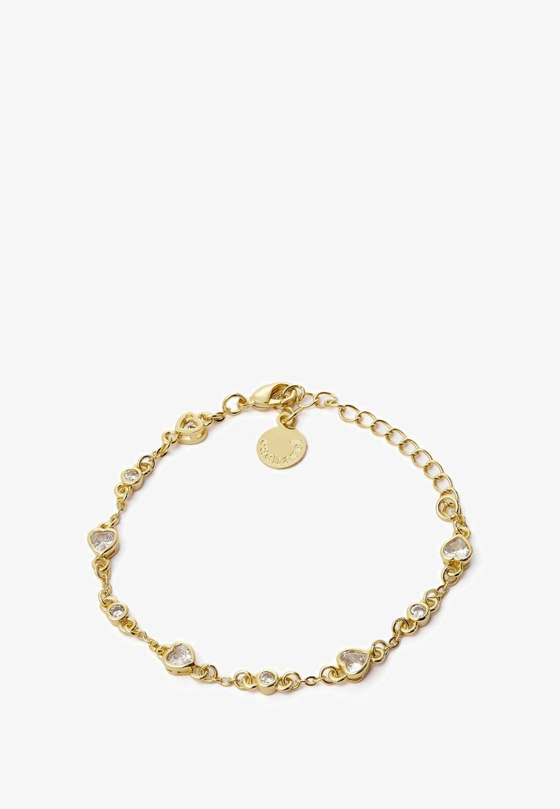 Zlatý náramek s akcenty ve tvaru srdce a průhlednými drahokamy. Nastavitelný řetízek s karabinkou a malou gravírovanou etiketou.