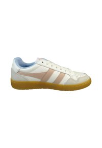 Białe skórzane sneakersy z różowymi paskami i szarymi zamszowymi akcentami. Żółta guma na podeszwie. Posiada perforowaną część palcową i wyściełany język.
