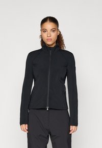 Jachetă neagră, ajustată, cu guler înalt și fermoar complet. Dispune de buzunare laterale și un material neted, elastic pentru confort.