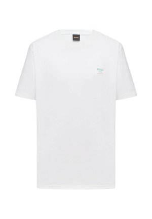 T-shirt blanc à manches courtes avec col rond, petit logo vert "BOSS" et design sur la poitrine gauche, ainsi qu’une étiquette noire à l’intérieur du col.
