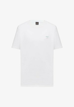 T-shirt blanc à manches courtes avec col rond, petit logo vert "BOSS" et design sur la poitrine gauche, ainsi qu’une étiquette noire à l’intérieur du col.