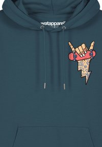 Teal hoodie van stof met een voorzak, voorzien van een grafisch dessin van een hand die een rode skateboard vasthoudt voor een uniek designelement.