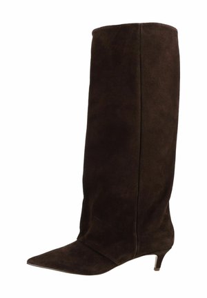 Botte haute en daim marron foncé avec un bout pointu et un petit talon kitten, conçue pour un port élégant.