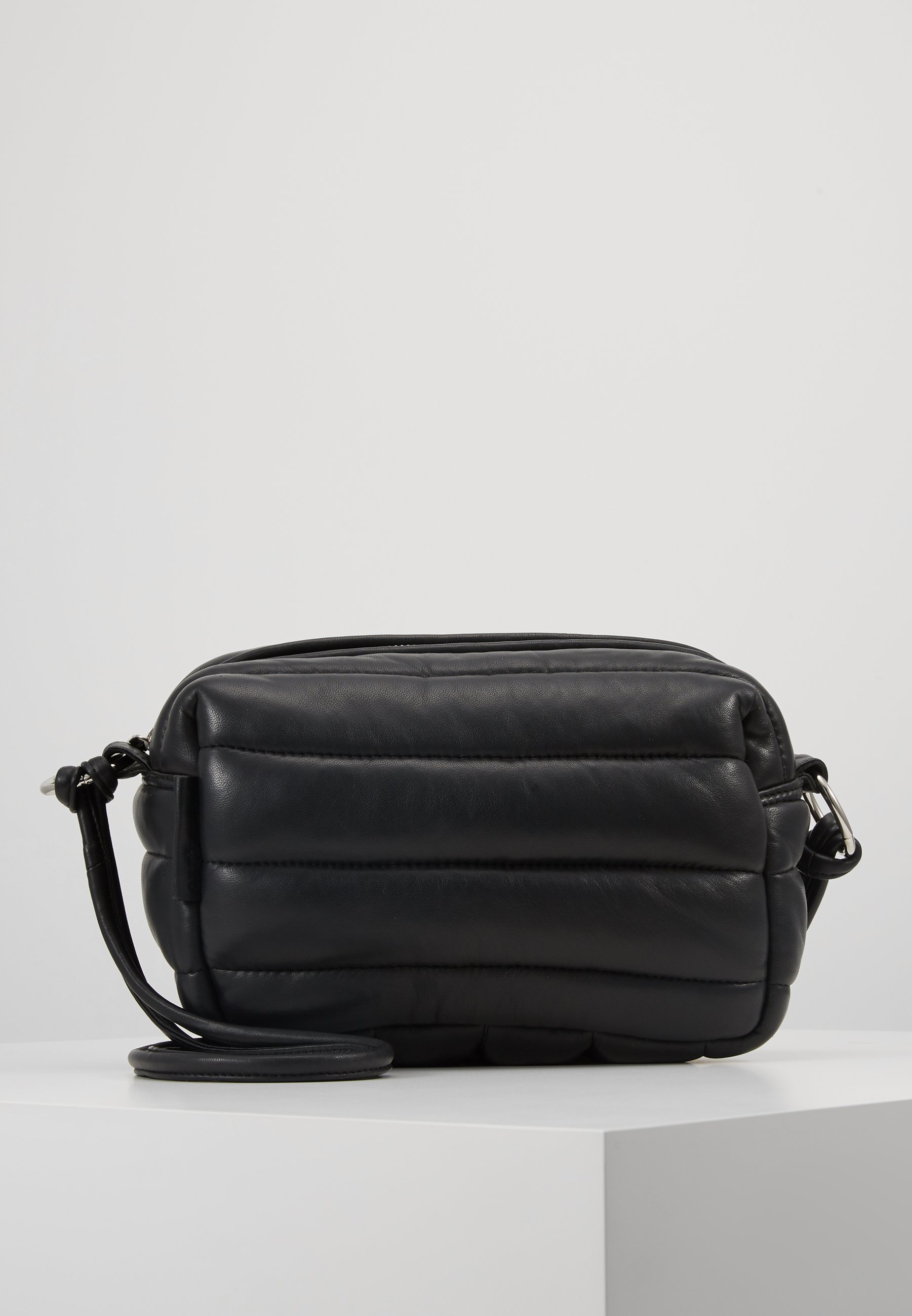 Marimekko PIXIE BAG Skulderveske blacksvart Zalando.no Marimekko KARLA BAG Skulderveske golden brown Zalando.no