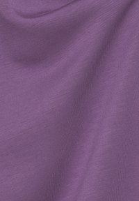 Lila Stoff mit einer glatten, leicht glänzenden Textur; weist ein gewebtes Muster auf und hat eine durchgehend einheitliche Farbe.