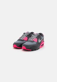 Grå joggesko med rosa detaljer; mesh- og semsket skinnmaterialer; snøring; fremtredende luftpute i sålen; teksturerte mønstre på overdelen.