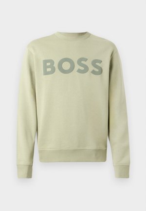 Világoszöld pulóver, kerek nyakkivágással, bordázott mandzsettákkal és egy nagy, sötétzöld "BOSS" logóval a mellkason. Puha tapintású.