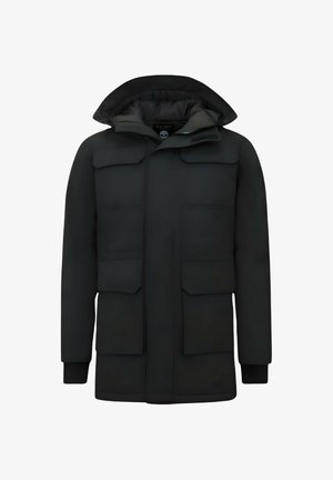 Zwarte gewatteerde winterjas met capuchon, vier klepzakken aan de voorkant, ritssluiting met klittenband en geribde manchetten.