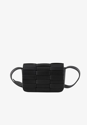 Musta suorakaiteen muotoinen kudottu laukku, joka on valmistettu sileästä nahasta. Siinä on kaksi kahvaa ja vaakasuoraan raidoitettu kohokuvioitu ulkopinta.