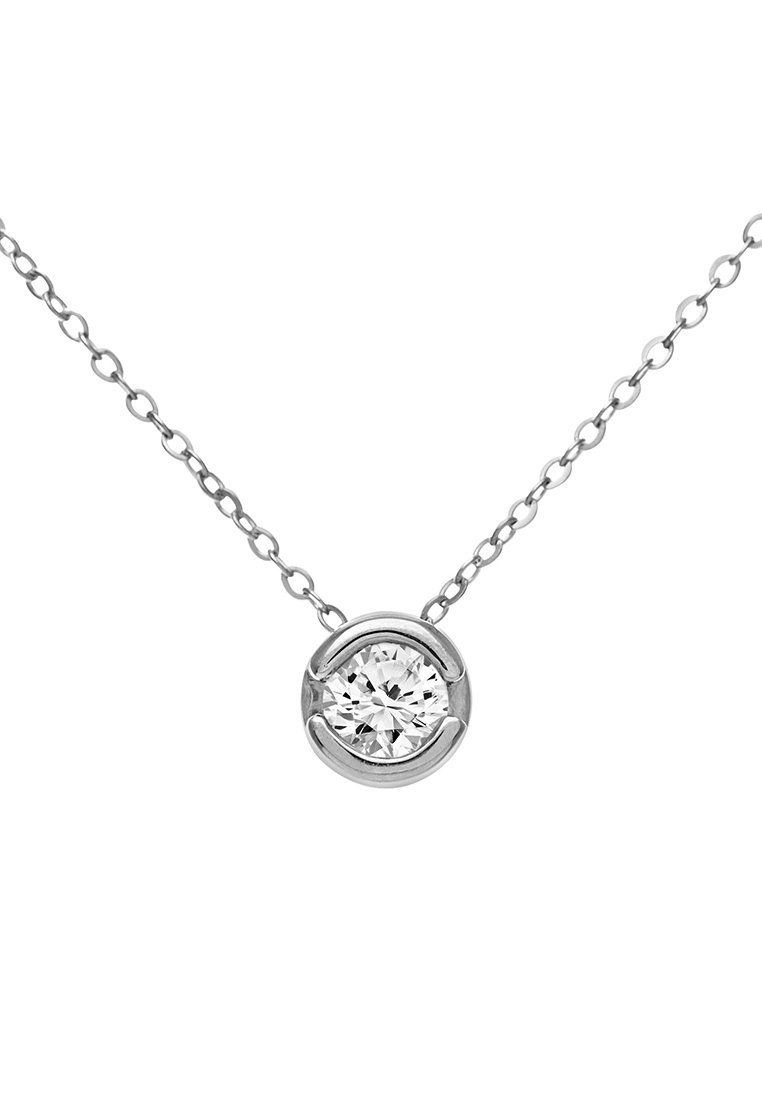 Silberne Halskette mit einem runden, klaren Diamant-Anhänger, der in einem runden Metalleinsatz gefasst ist, befestigt an einer zarten Kette.
