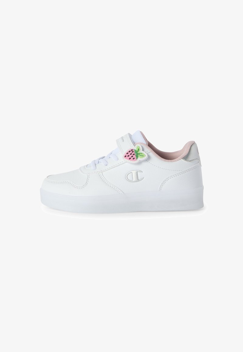 Białe sneakersy wykonane z materiału syntetycznego, z różowym akcentem na pięcie i uroczym zawieszką w kształcie truskawki na pasku. Płaska gumowa podeszwa.