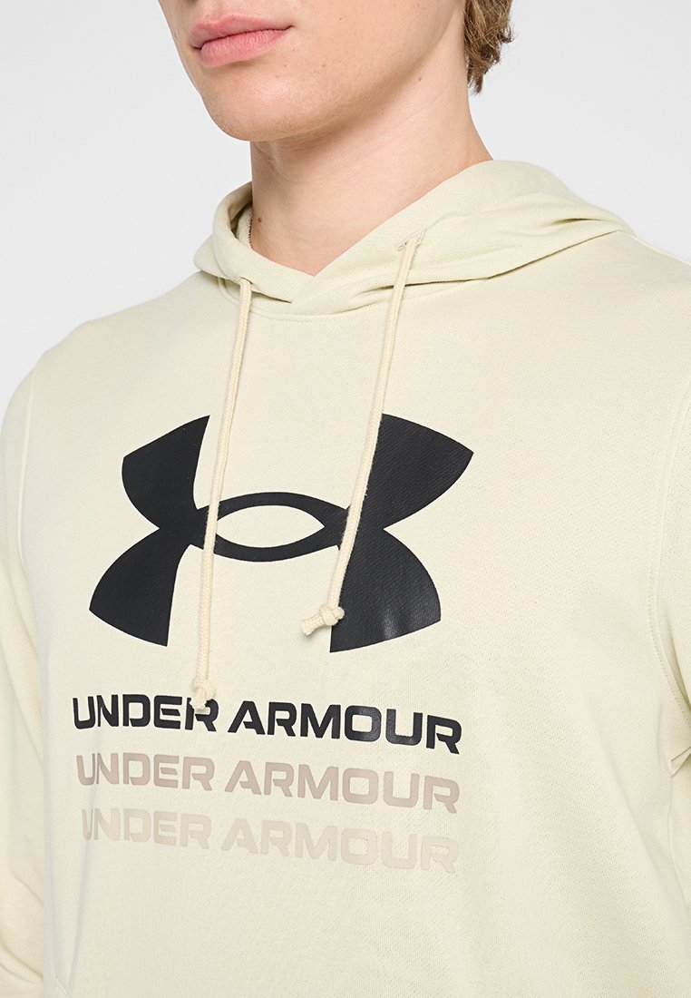 Felpa di colore beige chiaro con un grande logo nero di Under Armour. Include cordini regolabili e presenta testo a strati in nero e grigio.