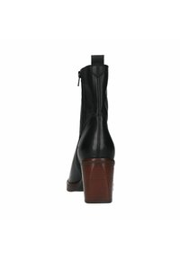 Stivale alla caviglia in pelle nera con punta affusolata, zip laterale e tacco in legno impilato. Caratterizzato da una texture liscia e dettagli di cucitura minimi.