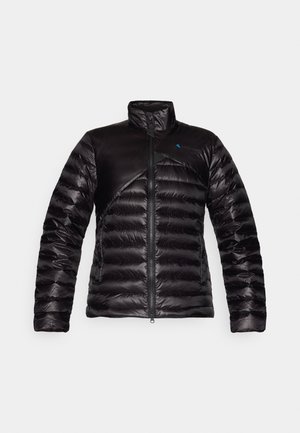 Schwarze gepolsterte Jacke mit hohem Kragen, ausgestattet mit einem glatten Einsatz über der Brust. Texturiert mit einem diagonalen Design und blauer Akzent-Logos.