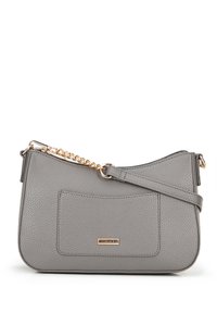 Borsa a tracolla in pelle grigia con una finitura testurizzata, caratterizzata da un accento di catena dorata e una sola tracolla, oltre a una tasca anteriore con un logo metallico.