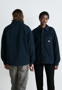 Tommy Jeans BADGE UNISEX - Flisinė striukė - dark night navy