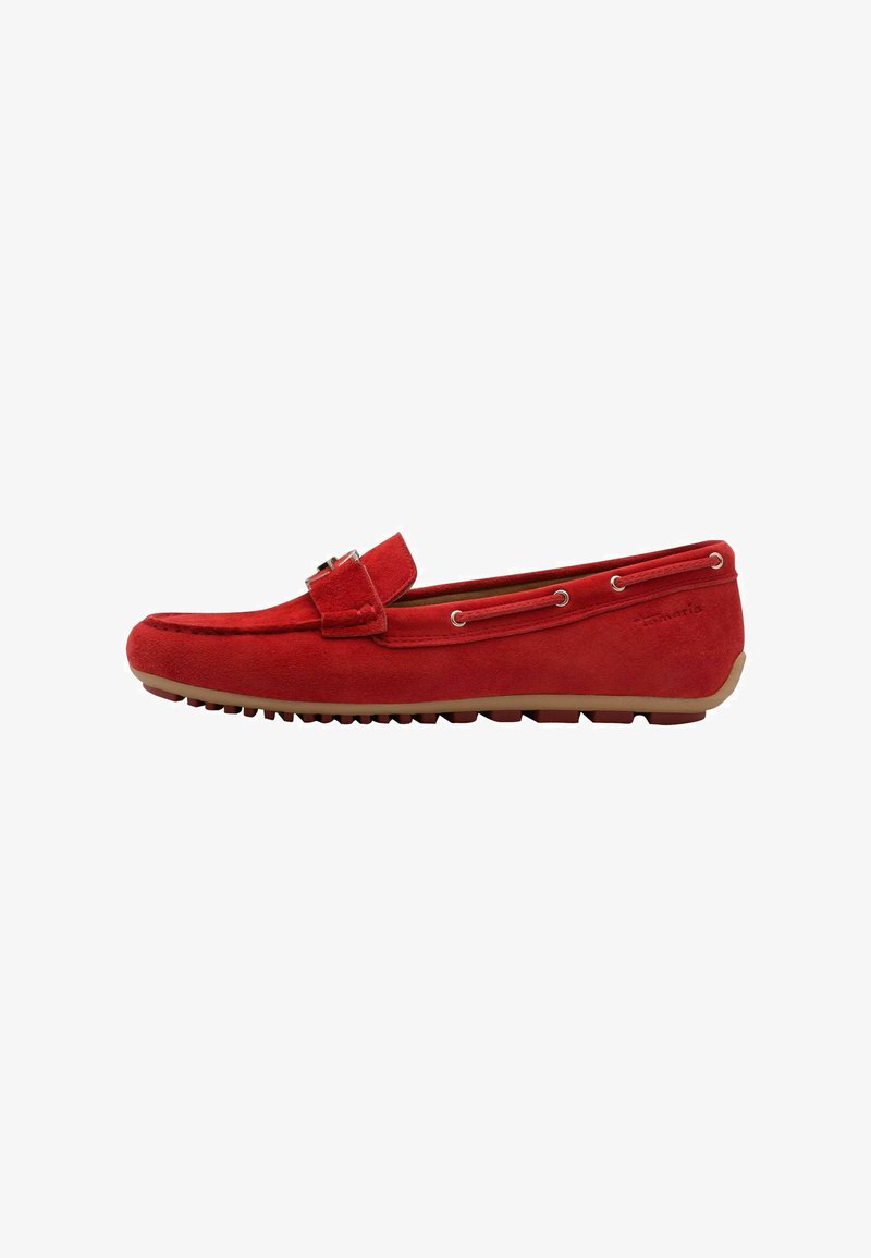 Mocasín de ante rojo con puntera redonda, correa decorativa en la parte superior y detalles metálicos. Cuenta con suela de goma con patrones de tracción para mayor estabilidad.