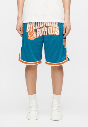 Άνδρας που φοράει μπλε ποδηλατικά σορτς από πλέγμα με πορτοκαλί και λευκή επένδυση, με το κείμενο "Billionaire Boys Club" και το λογότυπο αστροναύτη μπροστά.