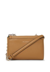 Borsa a tracolla in pelle tan con chiusura a zip, tracolla in catena argentata e logo impresso sulla parte frontale. Texture liscia, design rettangolare.
