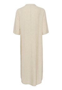 Vestido de manga corta en color beige con rayas verticales blancas, que presenta un diseño relajado y recto con un cuello sencillo. Textura de tela suave.