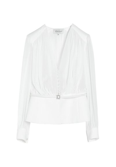 Blouse blanche à manches longues avec détails plissés, boutons recouverts sur le devant et ceinture fine avec boucle carrée à la taille.