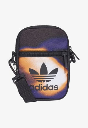 Piccola borsa a tracolla rettangolare Adidas con motivo tie-dye nero, arancione e viola, tasca frontale con zip e tracolla regolabile nera.