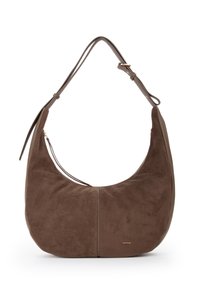 Borsa a spalla in suede marrone con una forma curva, chiusura con zip e una tracolla piatta, caratterizzata da un accento del logo discreto sul davanti.
