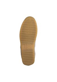 Světlý béžový podešev tenisky s texturovaným, žebrovaným povrchem. Obsahuje embosované logo "pg", které zajišťuje trakci a odolnost.