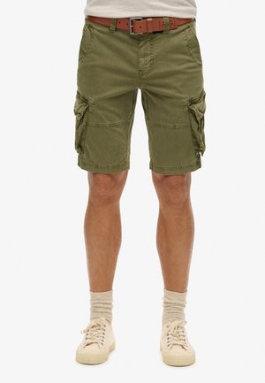 Olijfgroene cargoshorts van duurzame stof, met meerdere zijzakken, gestikte accenten en een rechte snit. Gecombineerd met een bruine riem.