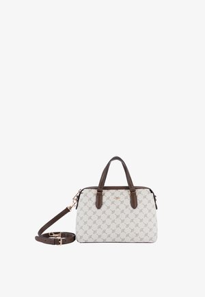 Struktureret håndtaske i beige med et gentaget mønster, brune læderhåndtag og en justerbar rem. Metallisk logodetalje på forsiden.