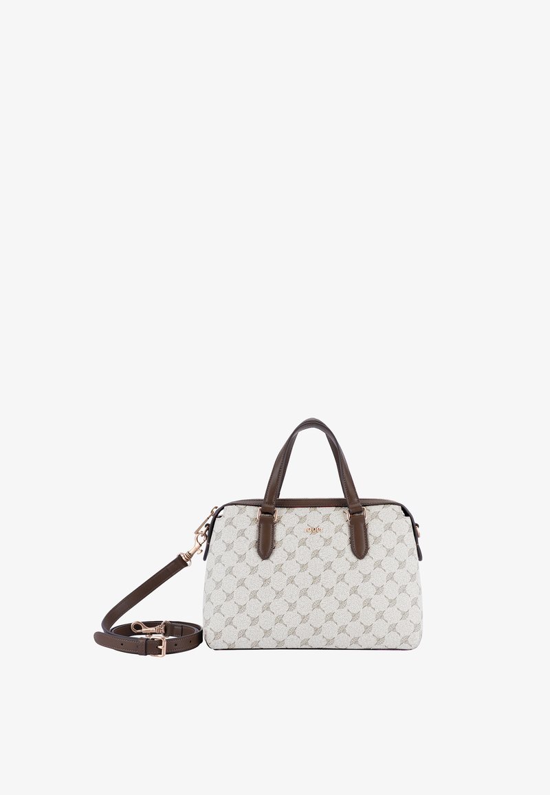 Struktureret håndtaske i beige med et gentaget mønster, brune læderhåndtag og en justerbar rem. Metallisk logodetalje på forsiden.