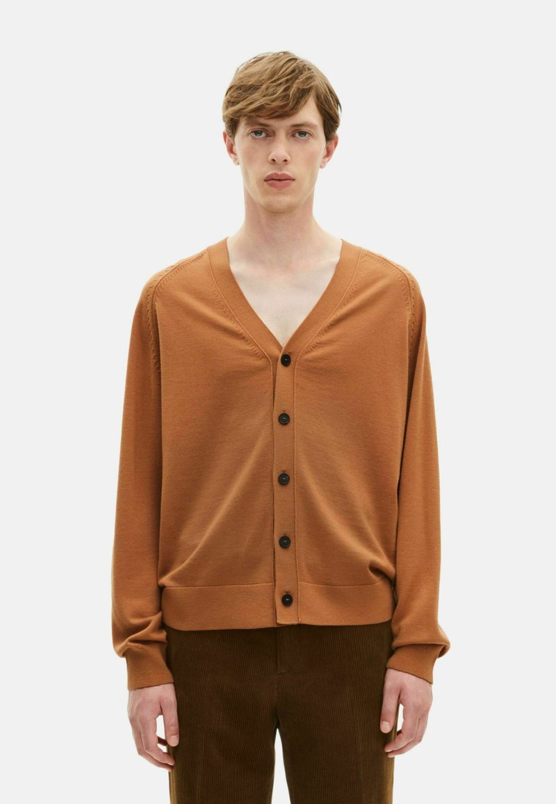Brauner Strickcardigan mit V-Ausschnitt, langen Ärmeln und sechs schwarzen Knöpfen auf der Vorderseite. Weicher Stoff mit gerippten Bündchen und Saum.
