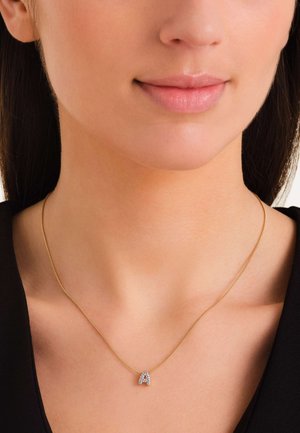 Złoty naszyjnik z łańcuchem z zawieszką w kształcie litery "A", wysadzaną diamentami. Gładki, lekki design o prostym, eleganckim wyglądzie.