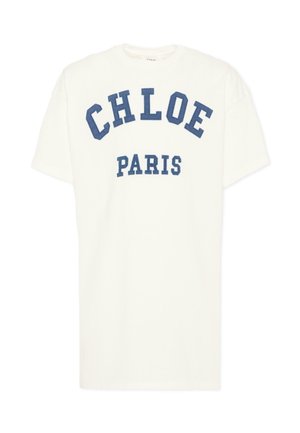 Maglietta bianca a maniche corte con testo blu in stile collegiale "CHLOE" arcuato sopra "PARIS" sulla parte anteriore.