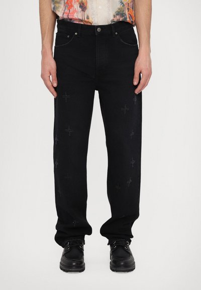 Jeans en denim noir à coupe ample, présentant de subtiles broderies croisées, cinq poches et fermeture à bouton en métal. Tissu texturé.