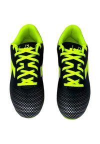 Scarpe da ginnastica nere con accenti gialli brillanti, parte superiore in rete e motivo a pois sulla punta. Design con lacci e interno imbottito.