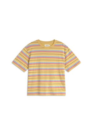 T-shirt jaune à manches courtes avec des rayures horizontales en rose, bleu, blanc et noir, posé à plat sur un fond blanc.
