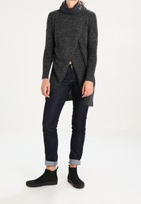 ONLY Neule - mottled dark grey