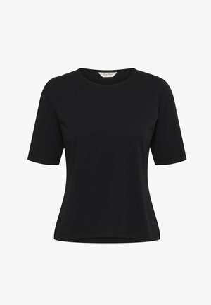 Melna īsām piedurknēm T-kreklā, kas izgatavots no mīkstas auduma. Tam ir apaļa kakla izgriezums un brīvs piegriezums ar gludu tekstūru. Nav rakstu vai akcentu.