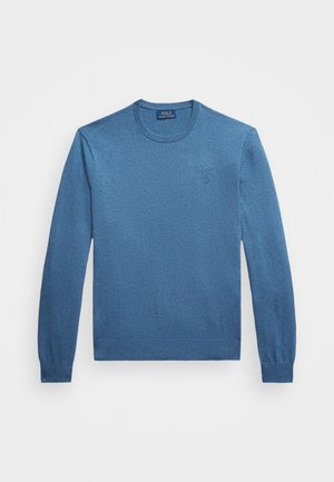 Blå tröja med rundad halsringning, tillverkad av strukturerad stickad tyg, med långa ärmar och ribbad nederdel, samt en liten logotyp på bröstet.