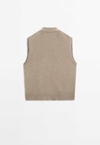 Gilet sans manches en tricot beige avec col et ourlet côtelés, montré de dos sur un fond blanc uni.