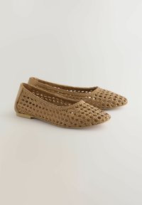 Beige vävda ballerina-skor med en texturerad design, spetsig tå och låg klack. Ovandelen har ett nätliknande mönster för andningsförmåga.