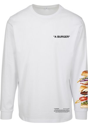 Chemise blanche à manches longues avec le texte "A BURGER" sur la poitrine, des instructions détaillées de montage de burger près de l'ourlet, et un graphique de burger empilé sur la manche.