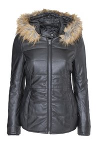 Chaqueta de piel negra con cierre de cremallera, diseño acolchado y capucha desmontable con borde de piel sintética en tonos marrón y gris.