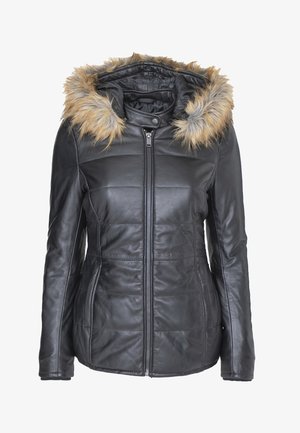 Zwarte leren jas met een ritssluiting, een gewatteerd ontwerp en een afneembare capuchon met nepbont in tan en grijs.