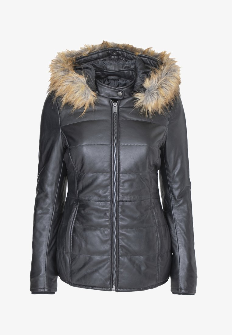 Czarna skórzana kurtka z zapięciem na zamek, pikowany wzór oraz odpinany kaptur z futrzanym wykończeniem w odcieniach brązu i szarości.