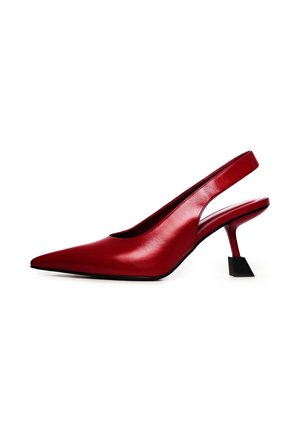 Piros bőr slingback cipő hegyes orral és egyedi geometrikus közepes magasságú sarokkal fehér háttéren.