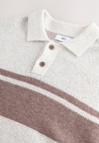 Sveter s golierom v krémovej a hnedej farbe. Textúrovaný úplet s výrazným hnedým pruhom a dvoma hnedými gombíkmi na výstrihu. Viditeľná značka.