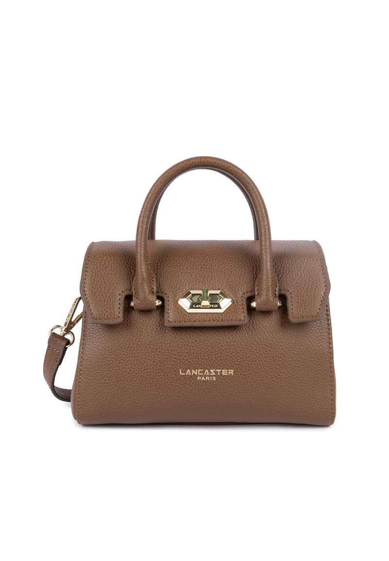 Sac à main en cuir marron avec une finition texturée, quincaillerie dorée, anse supérieure et bandoulière amovible. Dispose d'une fermeture à crochet et d'un logo.